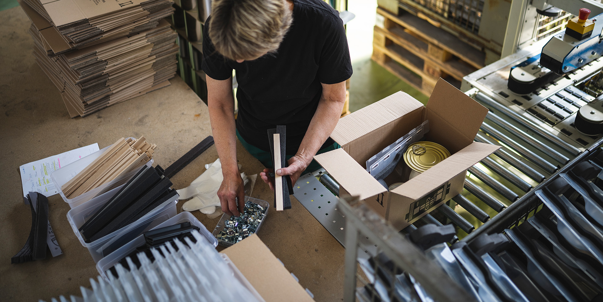 Employee packs accessories for cable accessories