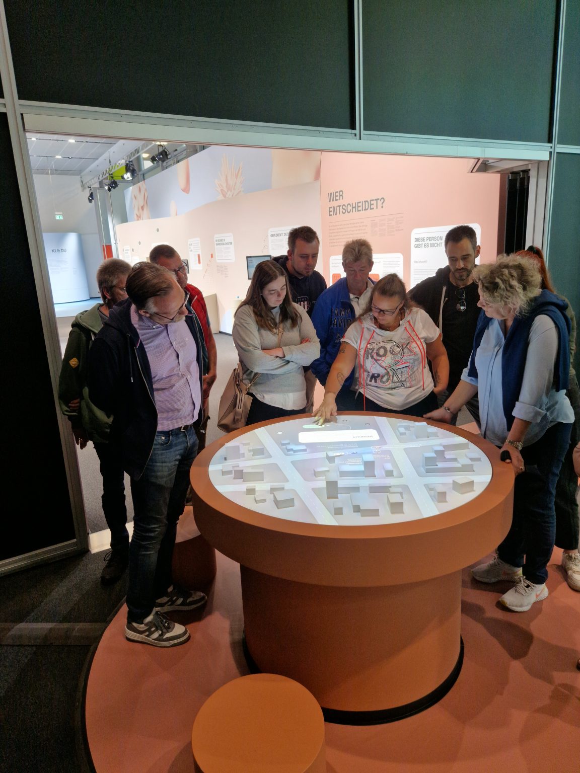 Group stands in the interactive AI forum in the Autostadt