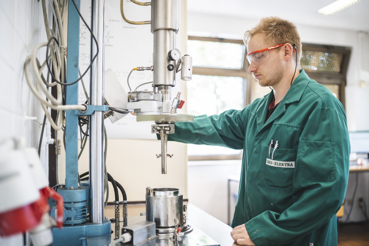 Chemielaborant bedient Labordissolver