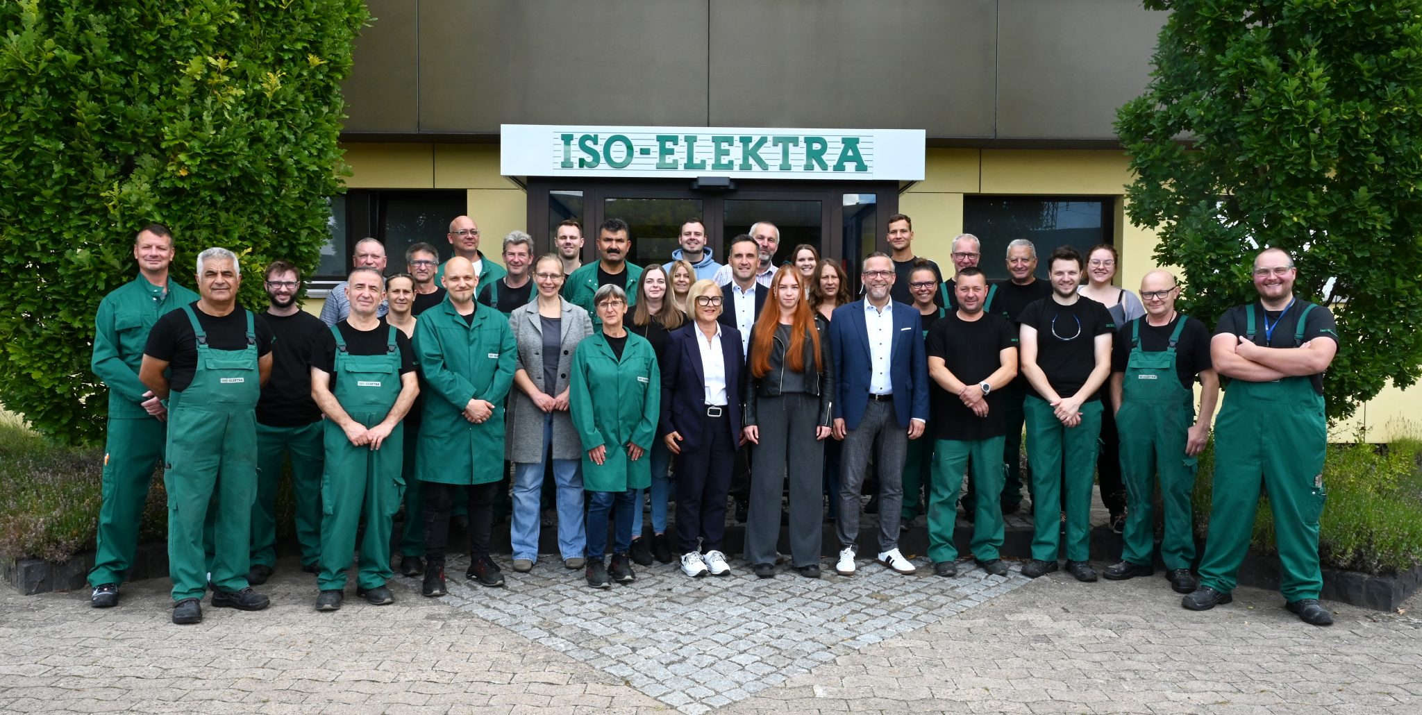 Team photo in front of the main building of ISO-ELEKTRA