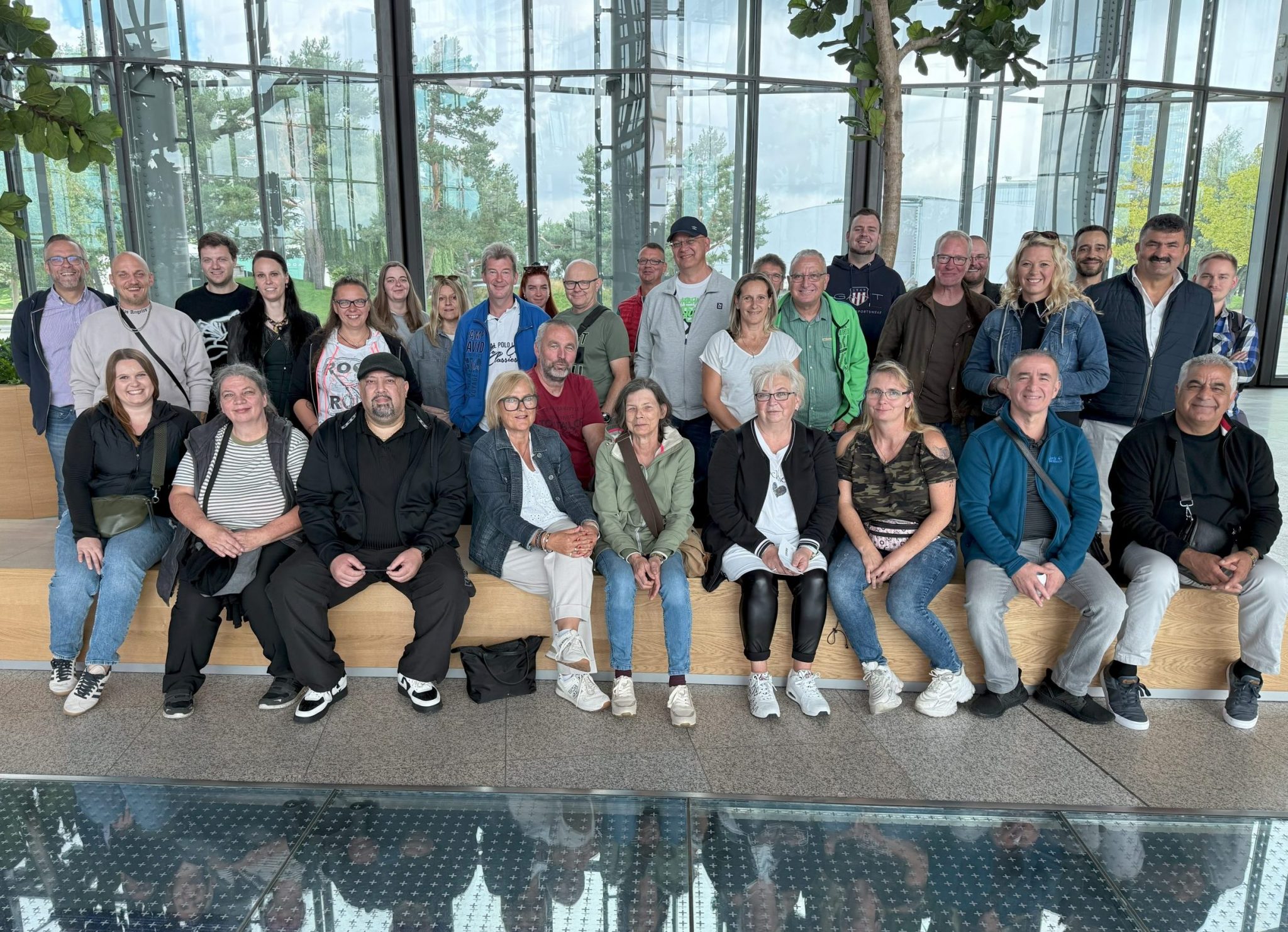 Group photo of the ISO-ELEKTRA team at Autostadt 