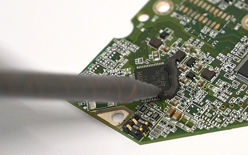 Casting a grey-black casting resin onto a circuit board