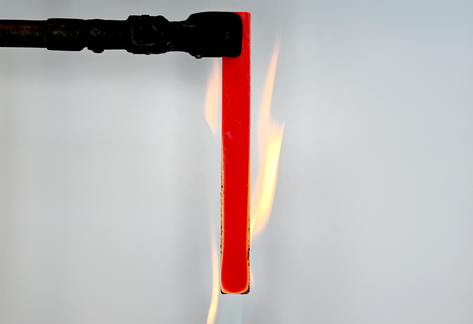 Flammprüfung von ISO-PUR K781-FR, der nach Beflammung selbstverlöschende Eigenschaften zeigt
