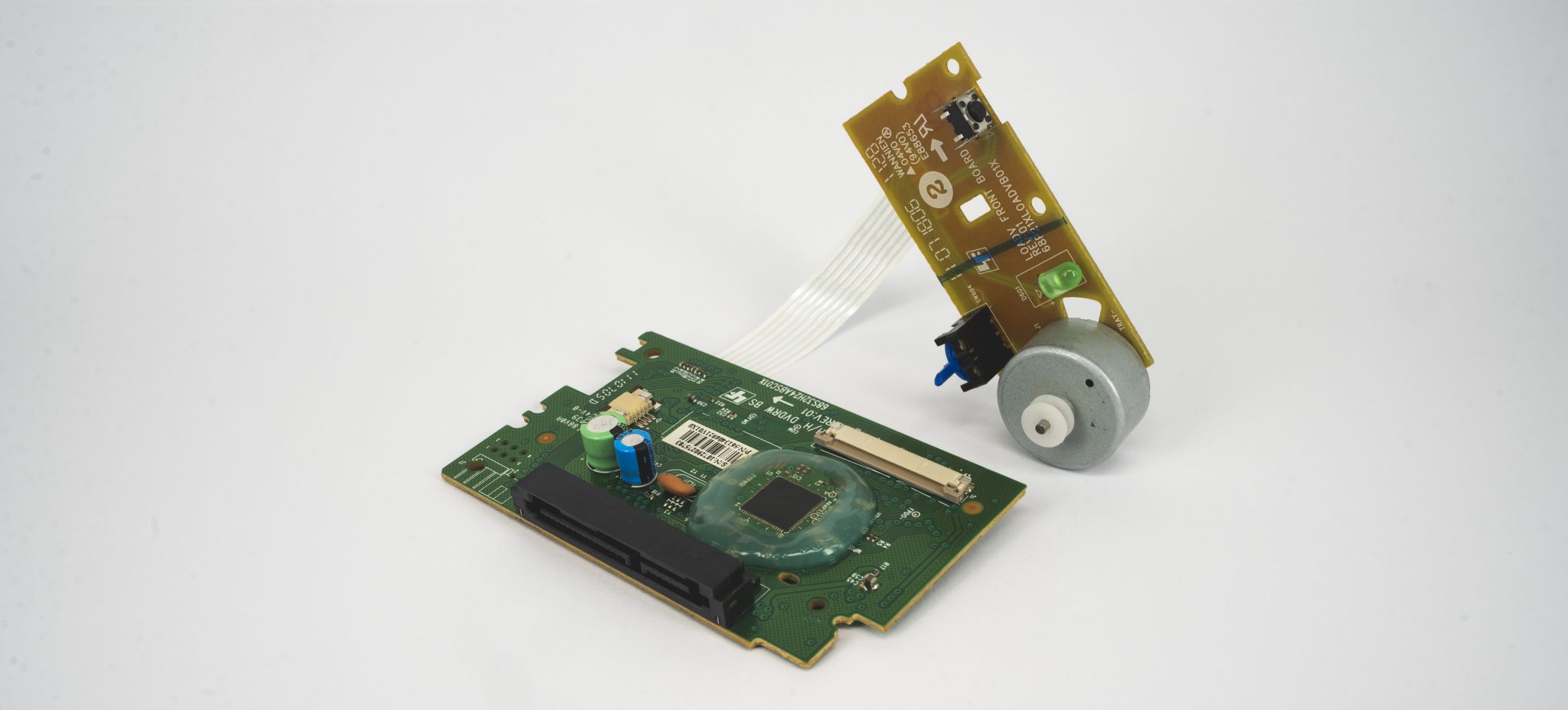 Grüne Platine mit ISO-CAST BRW-T und BRW-N (DAM and FILL) verbunden mit einer gelblichen Platine.