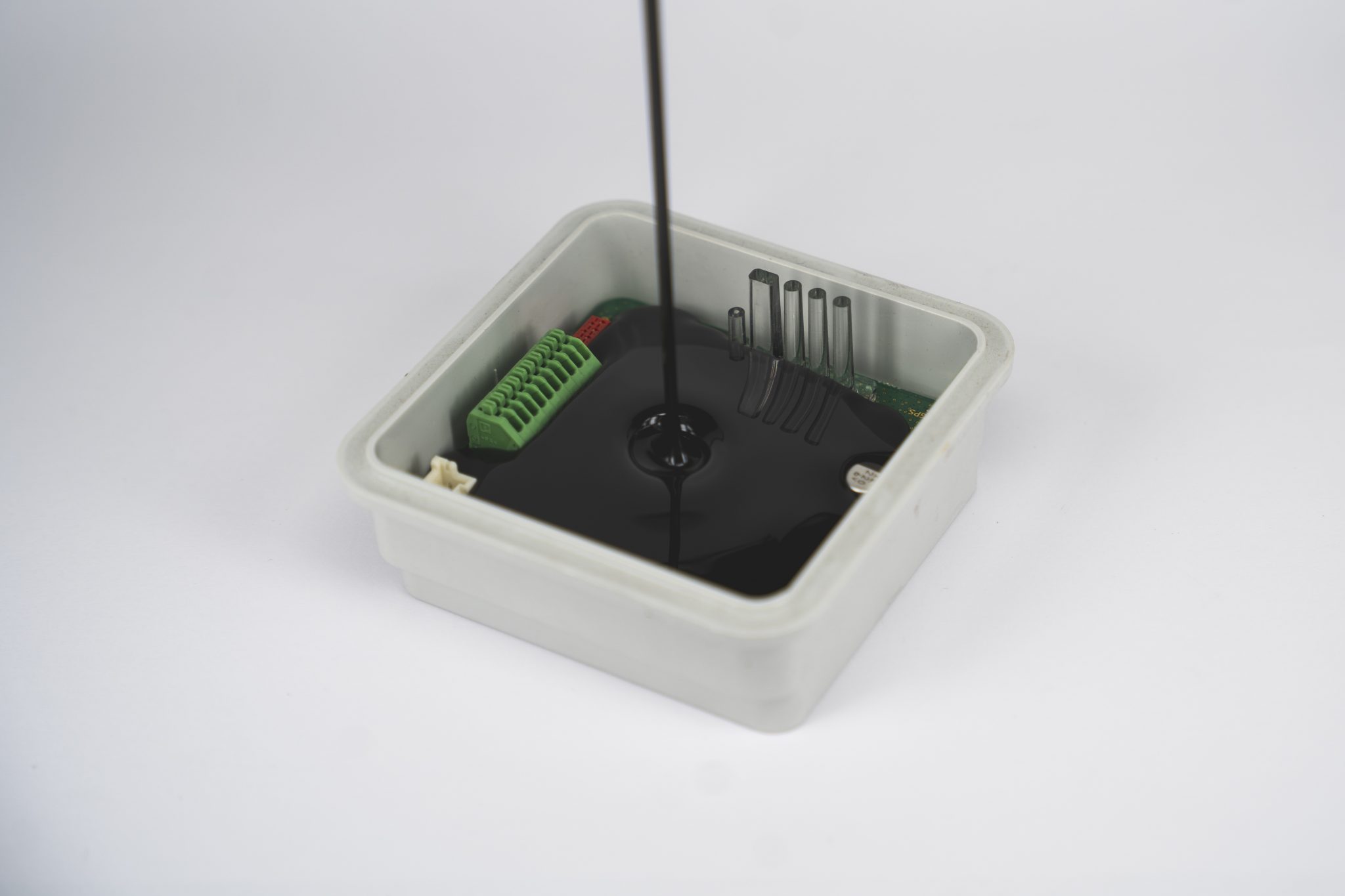 Verguss von schwarzen Polybutadien-Polyurethan ISO-PUR BD50-12+