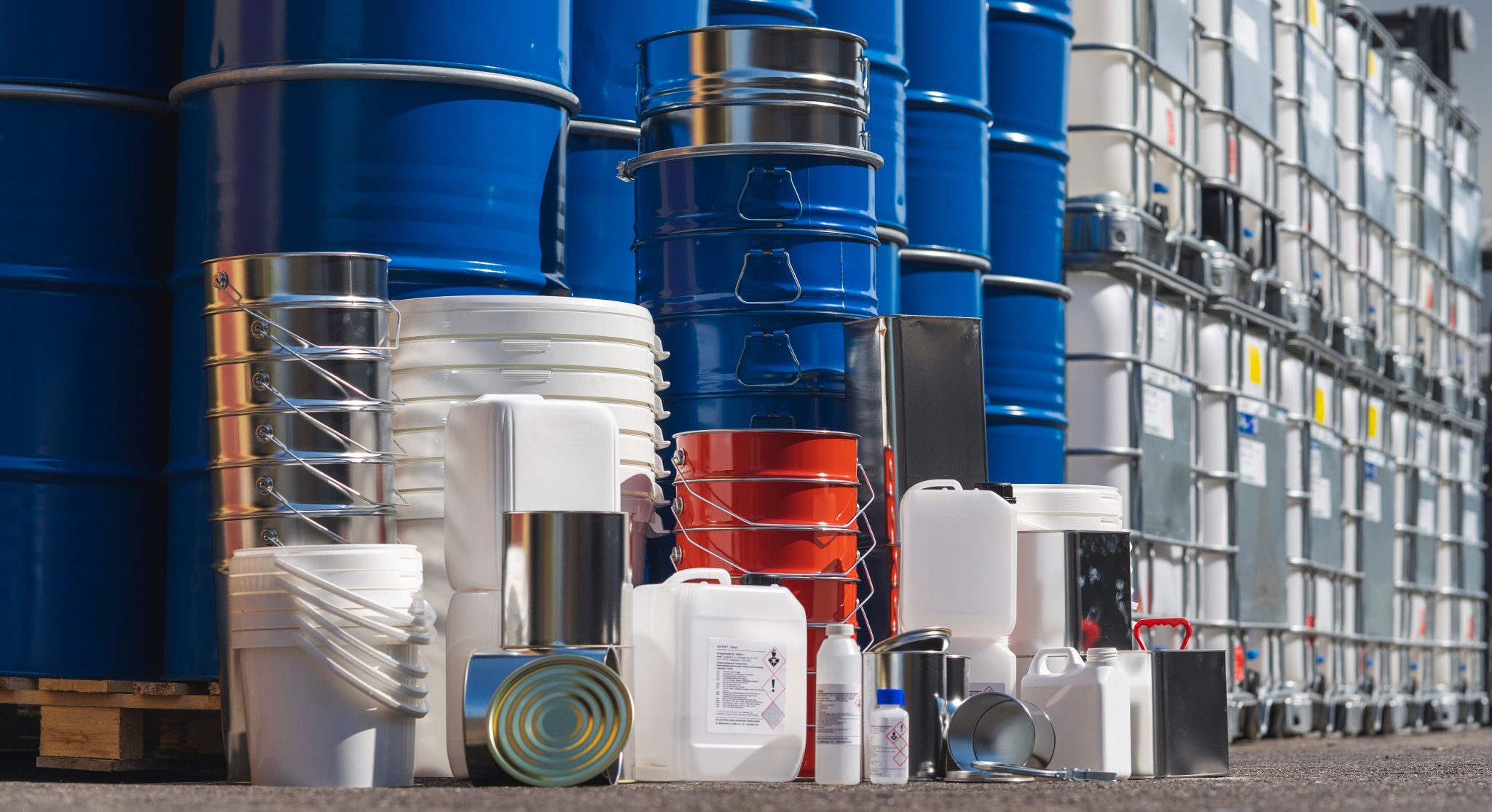 Stapelung von kleinen Plastikflaschen, über mittlere Eimer und Dosen, bis zu großen Fässern und IBC's