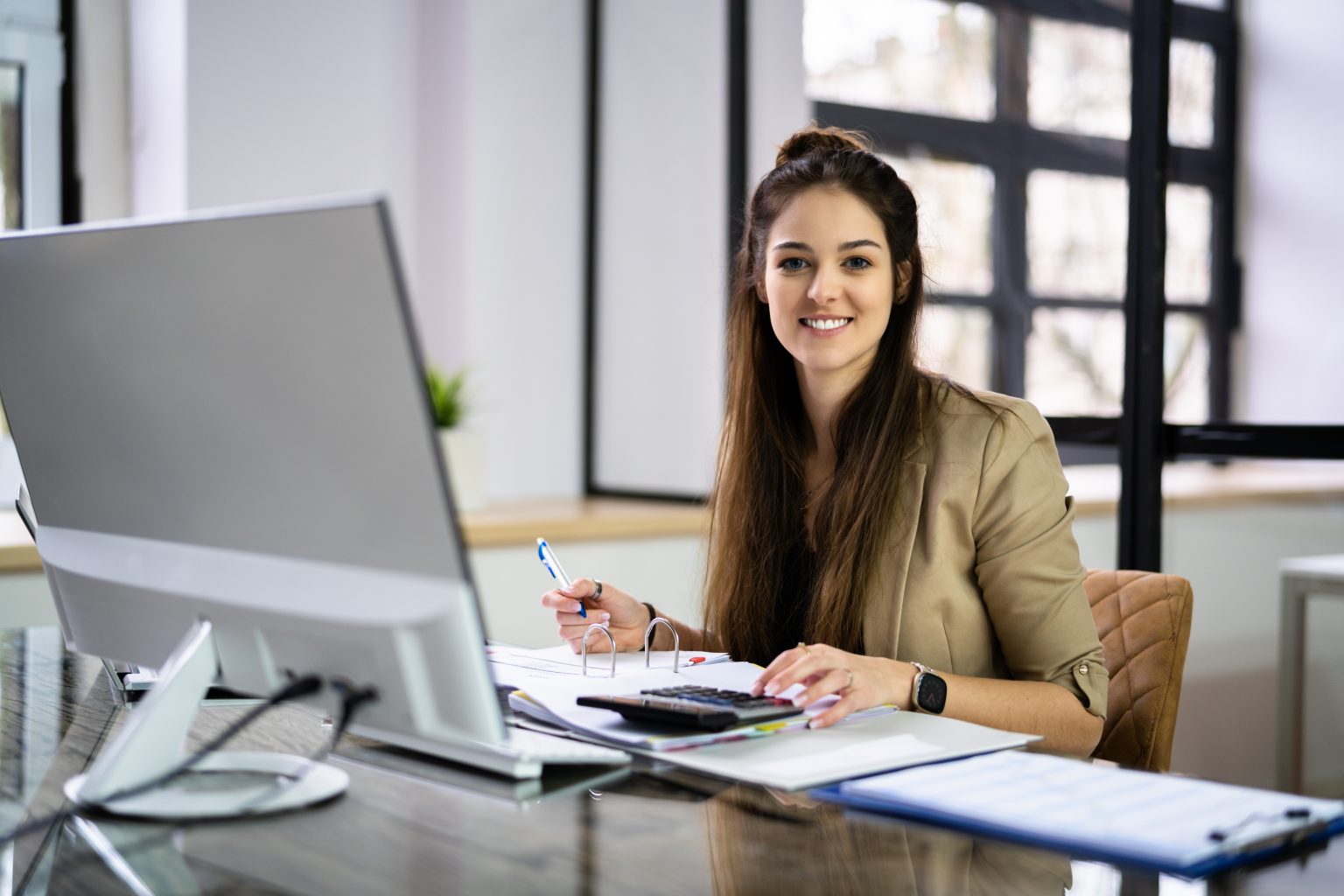 Foto Frau arbeitet am Schreibtisch im Büro