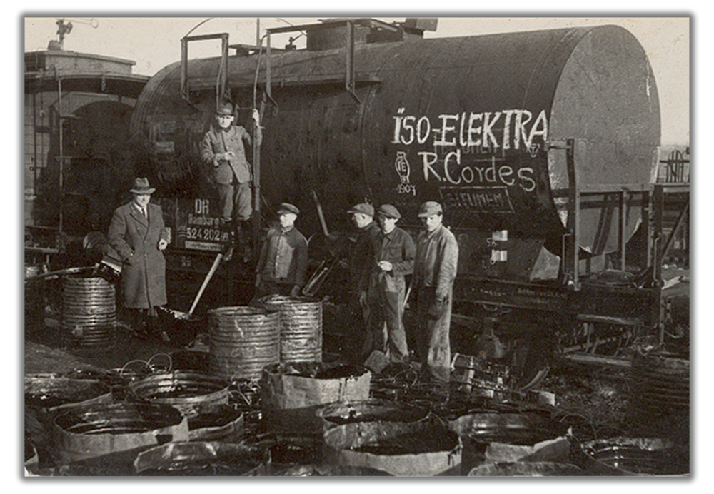 Arbeiter der Firma R. Cordes vor einem Kesselwagen mit Aufschrift ISO-ELEKTRA, 1949 – Neuausrichtung der Produktion auf Bitumenverguss und Kabelmuffenfertigung