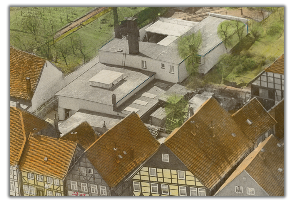 Luftaufnahme des neuen Firmenstandorts von R. Cordes in der Hauptstraße in Elze, 1956 – Umzug des Unternehmens inmitten historischer Fachwerkbebauung