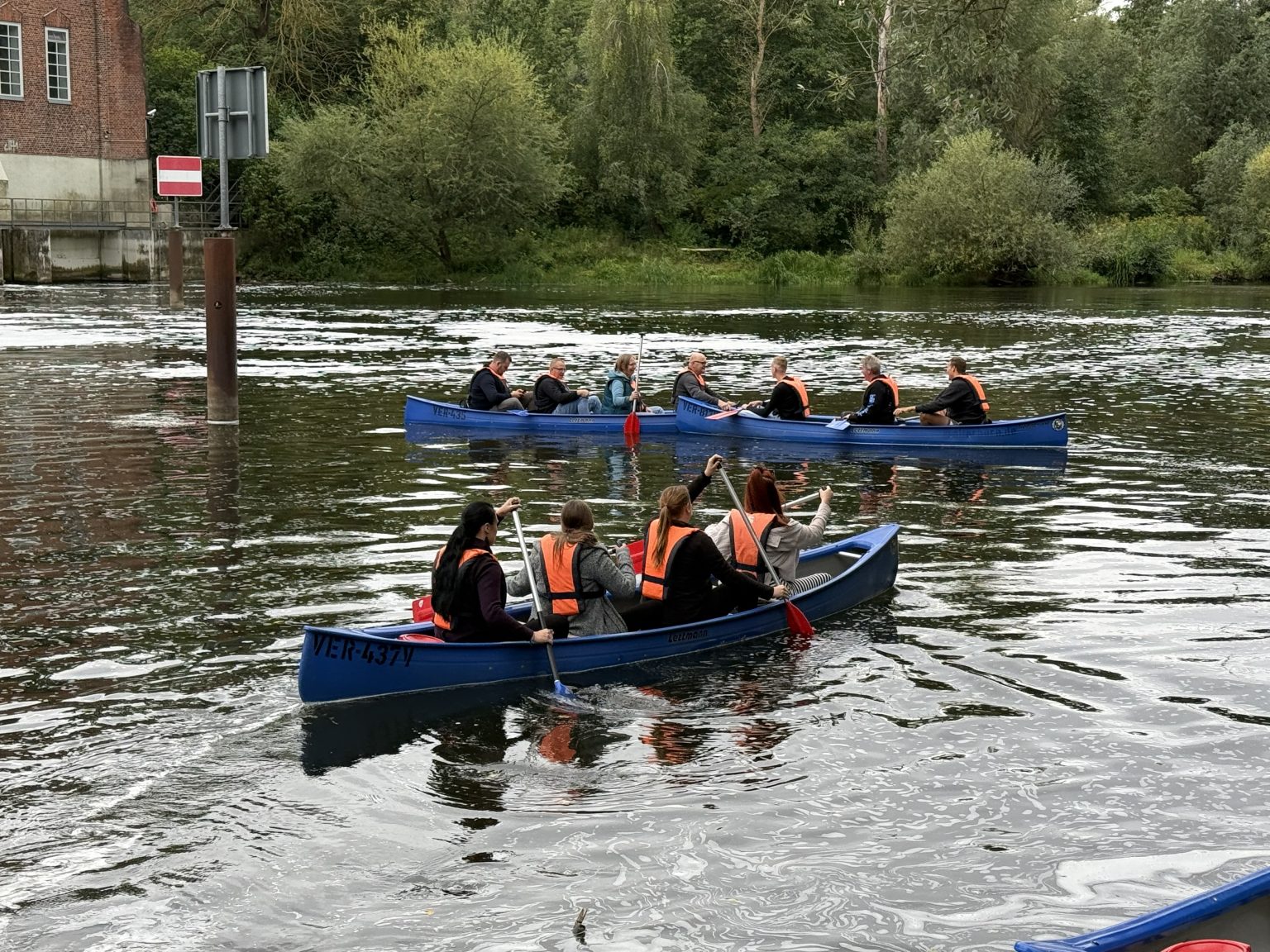 Kanu Teams auf dem Wasser beim Betriebsausflug 2026 von ISO-ELEKTRA