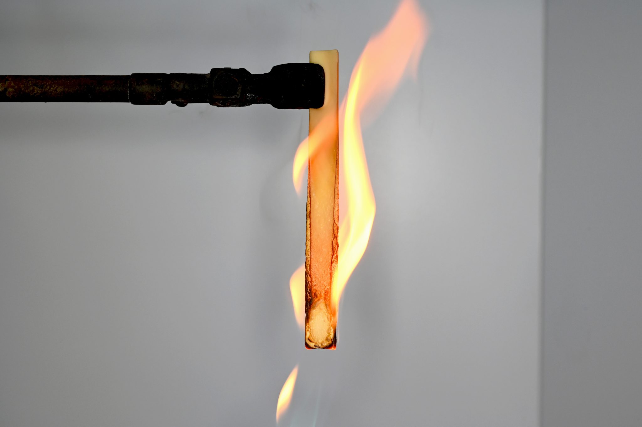 Flammprüfung eines PU-Gießharz-Prüfkörpers, der nach Beflammung selbstverlöschende Eigenschaften zeigt