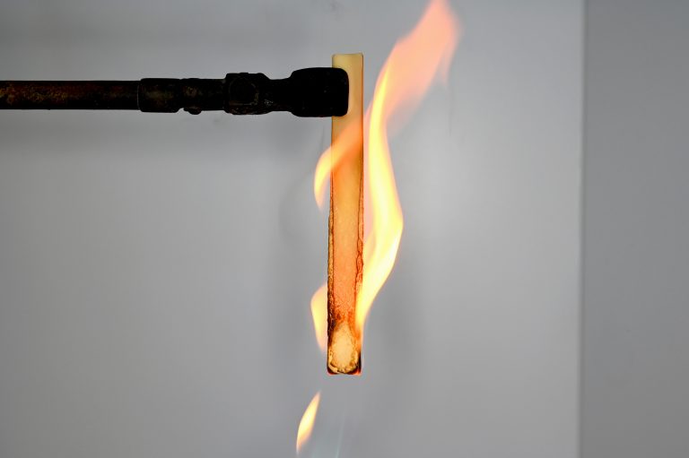 Flammprüfung eines PU-Gießharz-Prüfkörpers, der nach Beflammung selbstverlöschende Eigenschaften zeigt
